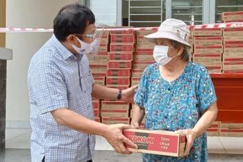 Đồng chí Lê Nam Tư, Trưởng CQTT tại TP Hồ Chí Minh trao quà hỗ trợ cho người dân có hoàn cảnh khó khăn tại phường 5, quận Gò Vấp.