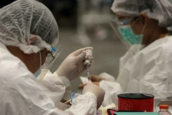 Các nhân viên y tế đang chuẩn bị vaccine phòng Covid-19 để tiêm cho người dân ở tỉnh Nonthaburi. (Ảnh: Bưu điện Bangkok)
