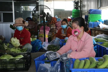 Hợp tác xã Mỹ Hạnh (Thủ Thừa, Long An) mỗi ngày mua và giao 20 tấn rau, củ, quả cho các đơn vị phân phối tại Long An, TP Hồ Chí Minh, Đồng Nai, Bình Dương và Tiền Giang.