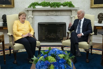 Tổng thống Biden tiếp Thủ tướng Merkel trong Phòng Bầu dục, Nhà Trắng, ngày 15/7. (Ảnh: AP)