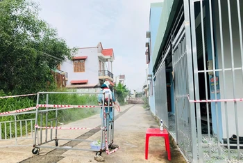 Phun khử khuẩn tại phường Trảng Dài, thành phố Biên Hòa, nơi dịch bệnh đang rất phức tạp.