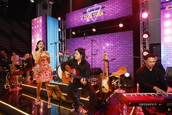 Ca sĩ Văn Mai Hương mang đến nhiều ca khúc ngọt ngào trong chương trình.