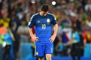 Messi thẫn thờ bước qua chiếc cúp vàng thế giới năm 2014. (Ảnh: Skysports)