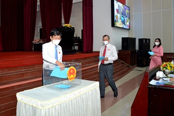 Các đại biểu HĐND bầu các chức danh chủ chốt của HĐND tỉnh và UBND tỉnh Bình Thuận nhiệm kỳ 2021 – 2026. (Ảnh: ĐÌNH CHÂU)