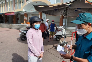 Ngày đầu chợ truyền thống phường 7, thành phố Tuy Hòa, Phú Yên tổ chức phát phiếu cho người đi chợ, mọi người đều chấp hành nghiêm các biện pháp chống dịch Covid-19.
