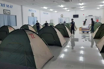Công ty TNHH Daikan Việt Nam, KCN Amata (Ðồng Nai) dựng lều ngủ cho công nhân ở lại nhà máy. Ảnh: THIÊN VƯƠNG