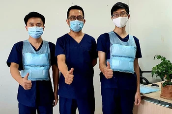  PGS,TS Mai Anh Tuấn ( giữa) cùng nhóm nghiên cứu thử nghiệm áo làm mát.