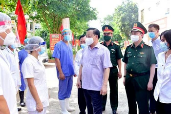 Bí thư Thành ủy Hà Nội Đinh Tiến Dũng kiểm tra công tác phòng, chống dịch tại huyện Thạch Thất.