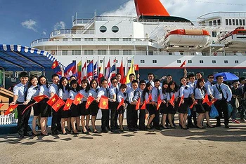 Các đại biểu Việt Nam và con tàu Nippon-Maru của Chương trình SSEAYP. 