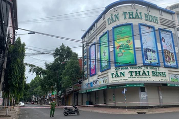 Một đoạn đường Lý Thường Kiệt, phường Thống Nhất, khu phố sầm uất nhất thành phố Buôn Ma Thuột bị phong tỏa để chống dịch Covid-19.