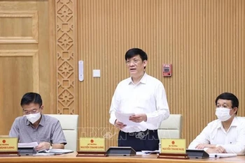 Bộ trưởng Y tế Nguyễn Thanh Long báo cáo Chính phủ tại cuộc họp. (Ảnh: TTXVN)