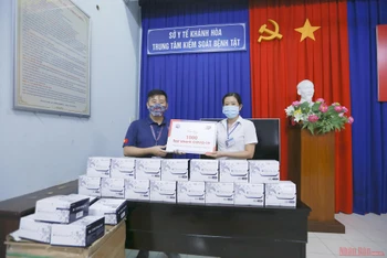 Đại diện CDC tỉnh Khánh Hòa nhận 1.000 bộ test nhanh Covid-19 từ Giám đốc vận hành VBA - ông Trần Nguyên Huy. 