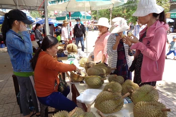 Du khách dùng thử sầu riêng ngay tại quầy tại Lễ hội trái cây Khánh Sơn lần thứ nhất, tháng 8/2019.