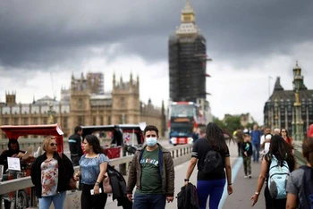 Người dân đi lại trên cầu Westminster tại thủ đô London, Anh. Ảnh: Reuters