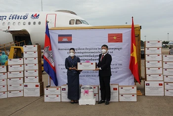 Đại diện Chính phủ Hoàng gia Campuchia trao tặng thiết bị y tế cho đại diện lãnh đạo Ủy ban nhân dân TP Hồ Chí Minh.