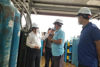 Tổ Thường trực đặc biệt của Bộ Y tế thăm và kiểm tra sản xuất cung ứng nguồn ô-xy y tế tại Công ty TNHH Khí Công nghiệp Messer Việt Nam. (Ảnh: HOÀI THƯƠNG)