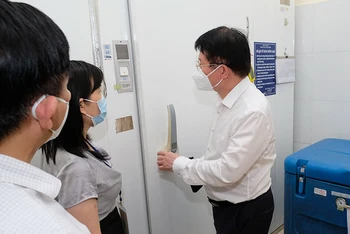 Thứ trưởng Trương Quốc Cường đi kiểm tra kho dự trữ vaccine tại CDC Hà Nội.