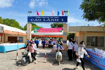 Thí sinh điểm thi Trường THPT Cao Lãnh 1 (huyện Cao Lãnh, Đồng Tháp) kết thúc môn thi thi Ngữ văn đợt 1.