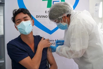 Tiêm vaccine ngừa Covid-19 của Pfizer ở Colombia.