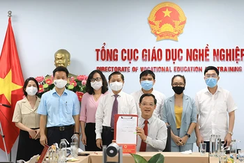 Lễ ký kết diễn ra theo hình thức trực tuyến ở hai đầu cầu Hà Nội và Thành phố Hồ Chí Minh (Ảnh: GDVT).