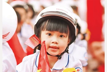 Đội mũ bảo hiểm cho trẻ góp phần giảm tai nạn giao thông cho các em (Ảnh minh họa).