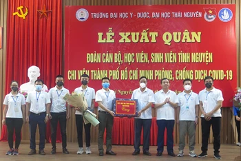 Lãnh đạo tỉnh Thái Nguyên tặng quà Đoàn cán bộ, học viên tình nguyện của Đại học Y - Dược Thái Nguyên lên đường vào TP Hồ Chí Minh chống dịch. 