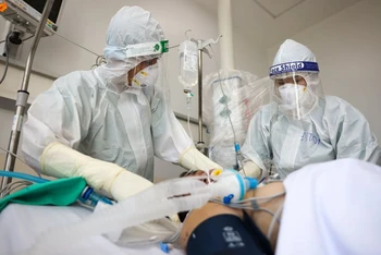 Điều trị bệnh nhân nặng tại Bệnh viện Hồi sức Covid-19 TP Hồ Chí Minh. (Ảnh: HẢI AN)