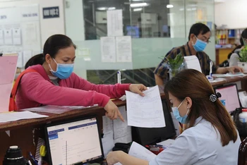 Kịp thời tiếp nhận, giải quyết hồ sơ hỗ trợ người lao động và người sử dụng lao động tại TP Hồ Chí Minh. (Ảnh: Trung Tâm) 