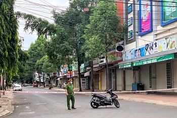 Đoạn đường Lý Thường Kiệt, phường Thống Nhất, thành phố Buôn Ma Thuột mà ông H. đến bị phong tỏa để phòng, chống dịch.