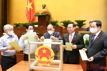 Các đồng chí lãnh đạo Đảng, Nhà nước bỏ phiếu bầu lãnh đạo các cơ quan Quốc hội và Tổng Kiểm toán nhà nước. Ảnh: Quang Hoàng