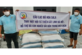 Câu lạc bộ Hoa Sala (TP Hồ Chí Minh) phối hợp Hội từ thiện Cát Linh (TP Hà Nội) hỗ trợ bà con vùng ven.