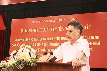 Phó Giáo sư, Tiến sĩ Nguyễn Viết Thông - Tổng Thư ký Hội đồng Lý luận Trung ương trình bày chuyên đề 1.