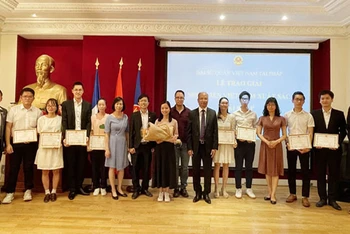 Đại sứ Đinh Toàn Thắng (thứ 7 từ phải sang) và Ban tổ chức chụp ảnh lưu niệm cùng các sinh viên đoạt giải.