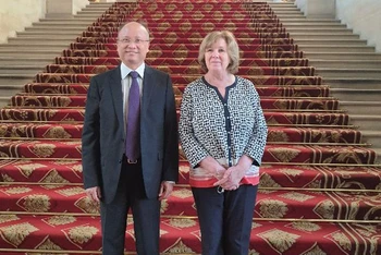 Đại sứ Việt Nam tại Pháp Đinh Toàn Thắng và bà Catherine Deroche, Chủ tịch Nhóm Nghị sĩ Hữu nghị Pháp - Việt Nam tại Thượng viện Pháp.