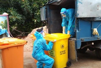 Công nhân Công ty Cổ phần Dịch vụ Sonadezi bảo đảm các biện pháp phòng dịch trong thu gom chất thải.