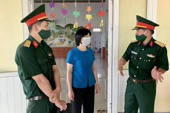 Phó Chủ tịch Ủy ban nhân dân tỉnh Gia Lai, Nguyễn Thị Thanh Lịch (giữa) kiểm tra điểm cách ly tập trung tại huyện Đức Cơ. 