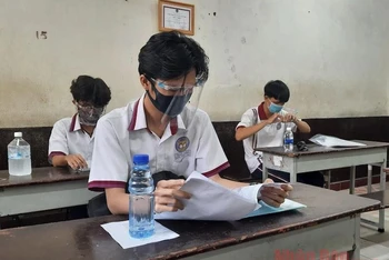 Học sinh tại TP Hồ Chí Minh tham dự Kỳ thi tốt nghiệp trung học phổ thông đợt 1. Ảnh: CAO TÂN