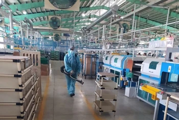Phun hóa chất khử khuẩn trong nhà máy ở khu công nghiệp Biên Hòa 2, tỉnh Đồng Nai.