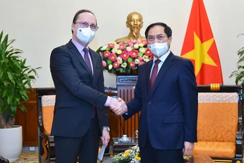 Bộ trưởng Bùi Thanh Sơn (phải) tiếp Đại sứ Liên bang Nga tại Việt Nam Gennady Bezdetko (trái) (Ảnh: BNG)