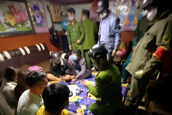 Lực lượng chức năng xử lý nhóm người tụ tập tại tiệc sinh nhật ở phường 3, thành phố Đà Lạt giữa mùa dịch.