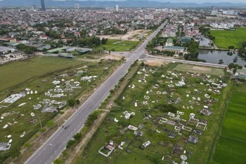 Nhìn từ trên cao, không gian đô thị thành phố Hà Tĩnh bị chia nhỏ bởi các nghĩa trang, khu mô hiện hữu. 