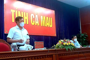 Thứ trưởng Đỗ Xuân Tuyên (bìa trái) chỉ đạo tại buổi làm việc với Ban Chỉ đạo phòng, chống dịch Covid-19 Cà Mau. 