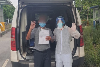 Xe của Bệnh viện Bệnh Nhiệt đới Trung ương đưa bệnh nhân Đ. về quê tại Bắc Giang.