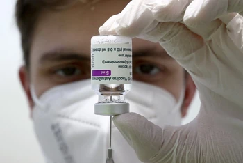 Nhân viên y tế tại Đức chuẩn bị mũi tiêm vaccine của AstraZeneca. (Ảnh: AP)