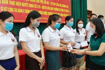 Lãnh đạo Thành ủy Sơn La trao tiền hỗ trợ cho 22 lưu học sinh Lào có hoàn cảnh khó khăn.