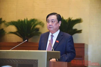 Bộ trưởng Nông nghiệp và Phát triển nông thôn nhiệm kỳ 2016-2021 Lê Minh Hoan, trình bày Tờ trình trước Quốc hội chiều 23/7. Ảnh: QUANG HOÀNG