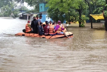 Lực lượng ứng phó thảm họa quốc gia giải cứu người dân bị mắc kẹt trong vùng nước lũ tại bang Maharashtra. (Ảnh: AP)