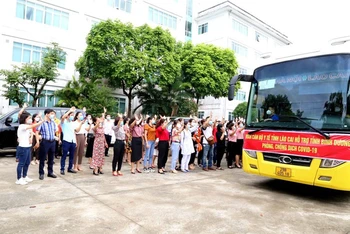 Đoàn bác sĩ, nhân viên y tế tỉnh Lào Cai lên đường giúp tỉnh Bình Dương phòng, chống dịch Covid-19.