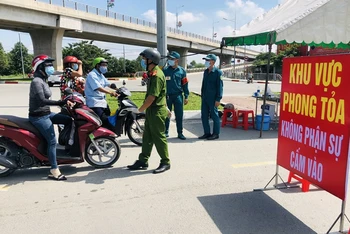Lực lượng chức năng kiểm soát ở khu vực phong tỏa tại TP Biên Hòa, tỉnh Đồng Nai.