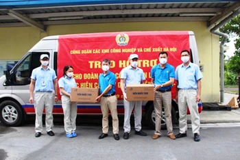Công đoàn các khu công nghiệp và chế xuất Hà Nội trao hỗ trợ công nhân Công ty TNHH Linh kiện Điện tử SEI Việt Nam tại Khu công nghiệp Quang Minh.